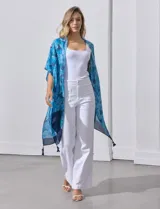 Kimono tejido con estampado de hojas azules, mangas amplias estilo japonés y terminación de ruedo con borlas.