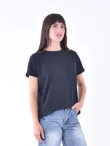 Remera negra de manga corta con cuello redondo y textura acanalada vertical.