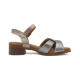 Sandalia de mujer Panama Jack color dorado metalizado, con tacón bajo y ancho. Presenta tiras cruzadas en la parte delantera, una de ellas en color plateado, y cierre ajustable con hebilla en el tobillo.