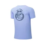 Remera celeste con cuello redondo y estampado rectangular negro con el logo del Real Madrid en el pecho.