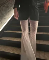 Pantalón ancho de encaje blanco con diseño floral, tiro alto y elástico en la cintura.