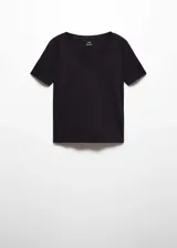 Camiseta negra de algodón con cuello en V y mangas cortas.