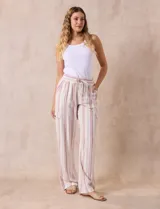 Pantalón cargo de lino color blanco, marca Marissa Olivia. Tiene pretina ancha elastizada con lazo de ajuste, bolsillos inclinados delanteros y bolsillos laterales con botón.