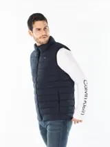 Chaleco acolchado azul marino con cierre de cremallera y cuello alto.