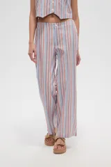 Pantalón de algodón a rayas verticales en tonos celeste, naranja y blanco, de corte recto y tiro alto.