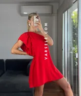 Vestido corto color verde lima, con escote asimétrico a un hombro, volado en el hombro y elástico en el borde superior.