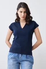 Remera azul marino de tejido canalé, con cuello polo y mangas cortas.