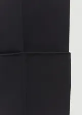 Pantalón negro de vestir, de corte recto y tiro medio.