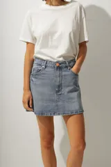 Minifalda de jean celeste con bolsillos delanteros y traseros.