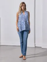 Blusa sin mangas estampada en blanco y azul, con escote en V, pliegue delantero y tajo en costuras laterales.