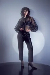 Pantalón de cuero sintético negro, de corte recto y tiro medio.