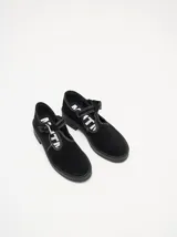 Guillerminas de cuero gamuza color marrón con pespuntes en hilo blanco, taco de 4cm y plataforma de goma.