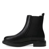 Bota chelsea de cuero negra, con diseño chato y suela plana.