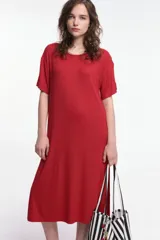 Vestido midi gris de corte recto, con cuello redondo y mangas cortas.