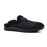 Pantuflas cerradas color negro con interior de piel sintética.