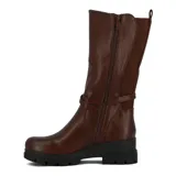 Botas de caña media color marrón, con suela track y dos tiras cruzadas con hebilla.