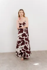 Maxi vestido de breteles finos con estampado animal print estilo vaca en tonos tierra.