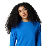 Remera de manga larga azul eléctrico con tecnología Omni-Shade™ Broad Spectrum Air Flow UPF 50 y Omni-Wick™ para protección solar y secado rápido.