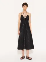 Vestido largo negro con lentejuelas bordadas, breteles finos cruzados en la espalda y jareta ajustable en el frente.