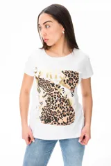 Remera blanca de viscosa con estampado de leopardo y la palabra "Paris" en dorado.