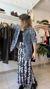 Falda larga estampada con patrón abstracto en blanco y negro, corte recto y abertura lateral.