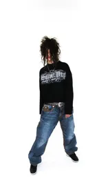 Remera negra oversize de manga larga, confeccionada en jersey de algodón grueso. Presenta cuello ancho y estampado frontal con el logo de la colaboración LUCCABOSSIO x Saint.