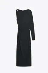Vestido midi negro de punto con mezcla de poliamida. Tiene cuello asimétrico, manga sisa en un hombro y manga larga en el otro. Presenta un aplique metálico en el hombro y drapeado lateral.
