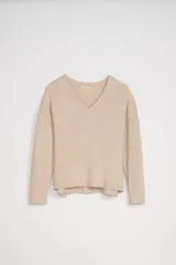 Sweater color beige melange, de tejido de punto, con escote en V y corte clásico.