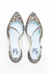 Zapato de tacón con estampado animal print gris y dorado, con puntera fina, talón descubierto y pulsera con hebilla lateral. Tacón ancho de 7 cm y suela de cuero.