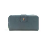 Billetera larga color marrón claro, con cierre de broche a presión en la solapa frontal y cierre de cremallera en el borde lateral. Presenta múltiples compartimentos internos y un bolsillo exterior con cierre.