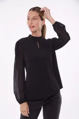 Blusa de manga larga color negro con tejido ligero y detalle de escote.