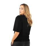 Remera negra de corte clásico con logo blanco estampado en el pecho.