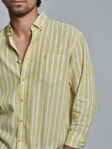 Camisa de lino color cobre con rayas verticales blancas, de manga larga y corte clásico.