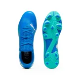 Championes de fútbol Puma Future 7 Play FG AG, color celeste con detalles en blanco y verde agua.