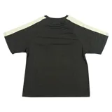 Remera deportiva negra con mangas cortas y detalles en blanco. Estampado frontal con la palabra "Skicen" en tipografía gótica, el número 6 y la frase "Assault the club".