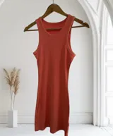 Vestido corto celeste con efecto acid wash, corte recto y breteles finos.