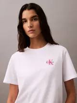 Remera blanca de algodón con cuello redondo y logo de Calvin Klein en el pecho.