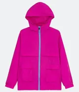 Campera rompeviento alargada color fucsia, con capucha, cierre frontal con cremallera color lila, bolsillos con solapa y puños elásticos.