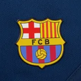 Short deportivo azul marino con cintura elástica ajustable con cordón, logo del FC Barcelona y la palabra "Barça" estampada.