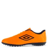 Championes de fútbol 5 Umbro Classico II TF, color negro con logo Umbro en azul y suela blanca.