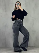 Pantalón de jean gris oscuro, corte wide leg, tiro alto y bolsillos frontales con cierre.
