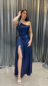Vestido largo de fiesta azul marino brillante, con un solo hombro y abertura lateral en la falda.
