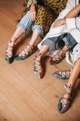 Bailarinas combinadas en python y napa, con cordones y detalle de flores.