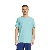 Remera deportiva Adidas color celeste con cuello redondo y mangas cortas. Presenta el logo de la marca en el pecho y las tres líneas características en las mangas.