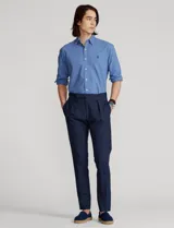 Camisa blanca de corte clásico, confeccionada en tejido oxford de algodón. Presenta cuello button-down, manga larga con puños abotonados y logo bordado en el pecho.