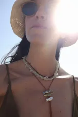 Gargantilla con hilo de algodón color camel y tres dijes de peces realizados en bronce, alpaca y plata 925.