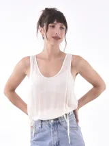Musculosa negra de tela traslúcida con breteles finos y lazos laterales.