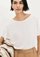 Blusa blanca de manga corta y cuello redondo.