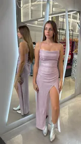 Vestido largo de fiesta color lila con brillo, breteles finos, escote recto y tajo lateral.