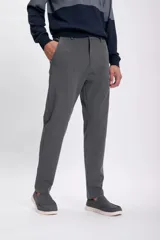 Pantalón gris oscuro de corte recto, con bolsillos laterales y traseros.